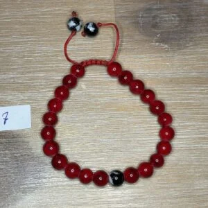 Armbandje rode en zwarte kralen 17cm