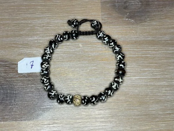 Armbandje zwart met 1 lotusbloempit kraal 17cm
